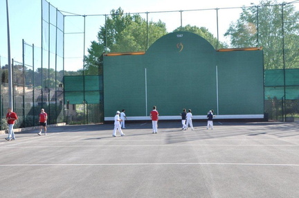 le fronton de Villeneuve Loubet la rivière derriére le fronton  et le mur d'escalade sur l'arriére du mur