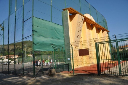 le fronton de Villeneuve Loubet la rivière derriére le fronton  et le mur d'escalade sur l'arriére du mur