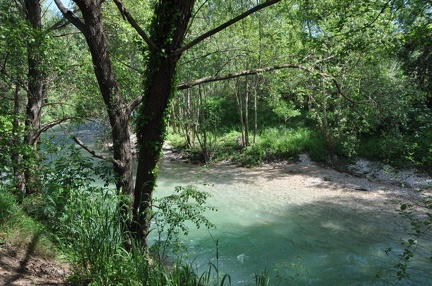 le fronton de Villeneuve Loubet la rivière derriére le fronton  et le mur d'escalade sur l'arriére du mur
