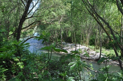 le fronton de Villeneuve Loubet la rivière derriére le fronton  et le mur d'escalade sur l'arriére du mur